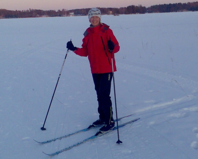 Nainen hiihtää järven jäällä